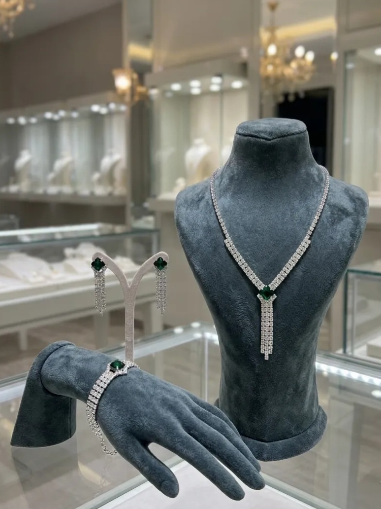 Gümüş Renk Zümrüt Yeşili Taşlı Kravat Model Abiye 3'lü Takı Seti
