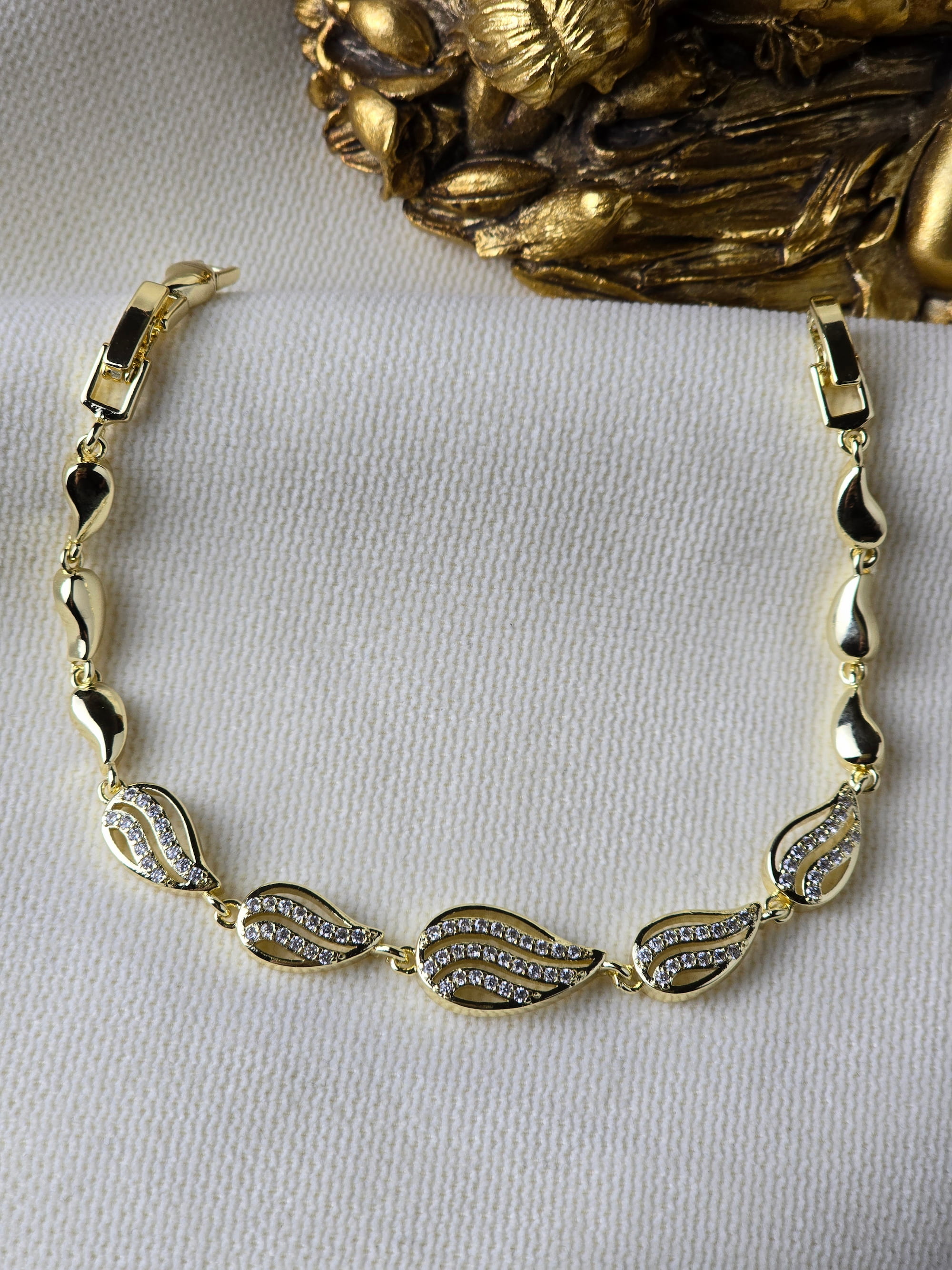 VIP 14K Yaprak Model Taşlı Bileklik